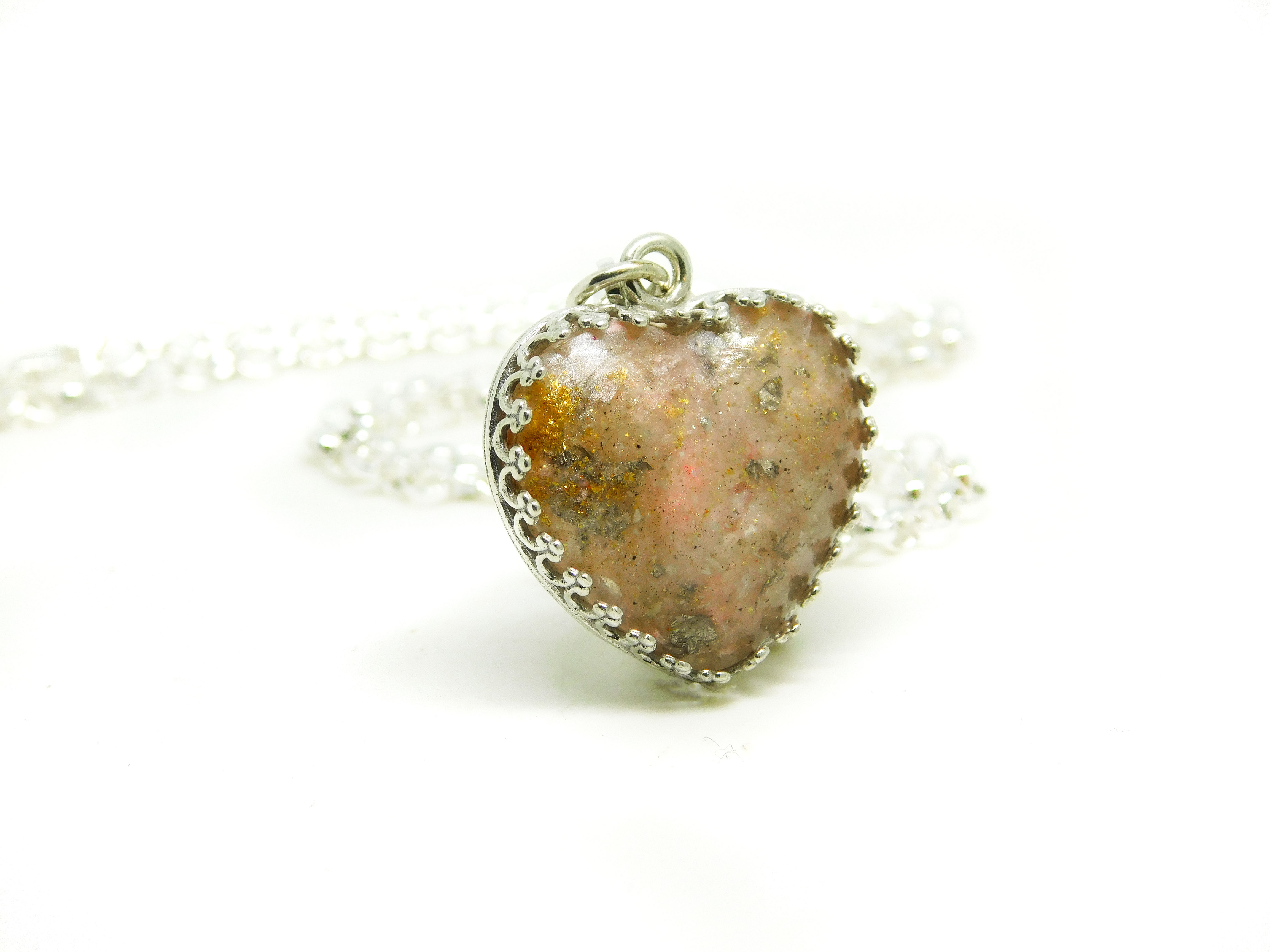 how to make a cremation ashes heart necklace with palladium leaf, fairy pink resin sparkle mix and gold eco sparkle